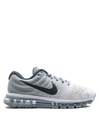 graue Sportschuhe von Nike