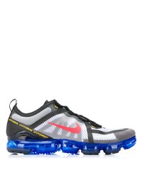 graue Sportschuhe von Nike