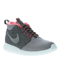 graue Sportschuhe von Nike