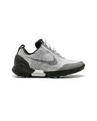 graue Sportschuhe von Nike