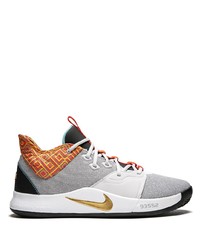 graue Sportschuhe von Nike