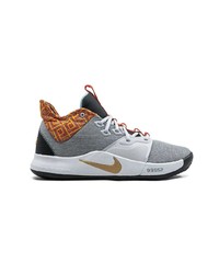 graue Sportschuhe von Nike