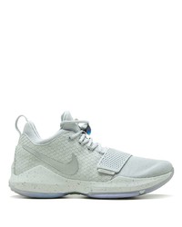 graue Sportschuhe von Nike