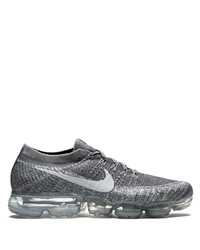 graue Sportschuhe von Nike