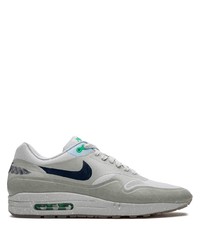 graue Sportschuhe von Nike