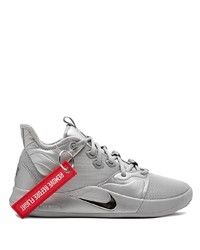 graue Sportschuhe von Nike