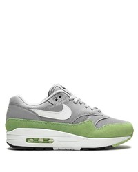 graue Sportschuhe von Nike