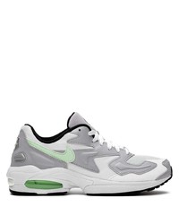 graue Sportschuhe von Nike