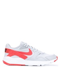 graue Sportschuhe von Nike