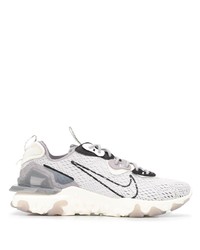 graue Sportschuhe von Nike