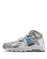 graue Sportschuhe von Nike