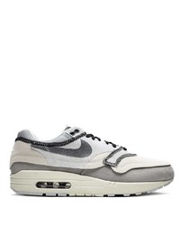 graue Sportschuhe von Nike