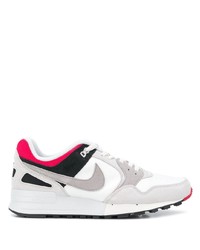 graue Sportschuhe von Nike