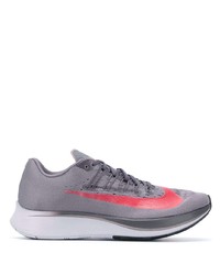 graue Sportschuhe von Nike