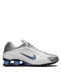 graue Sportschuhe von Nike