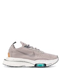 graue Sportschuhe von Nike