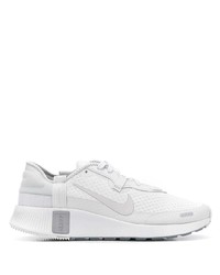 graue Sportschuhe von Nike