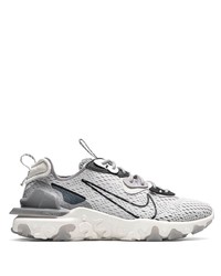 graue Sportschuhe von Nike