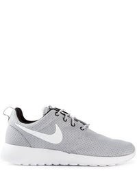 graue Sportschuhe von Nike