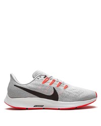 graue Sportschuhe von Nike