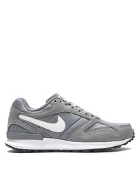 graue Sportschuhe von Nike