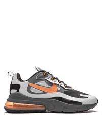 graue Sportschuhe von Nike