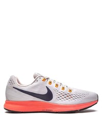 graue Sportschuhe von Nike