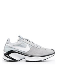 graue Sportschuhe von Nike