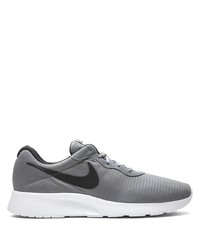 graue Sportschuhe von Nike