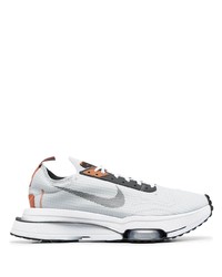 graue Sportschuhe von Nike