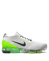 graue Sportschuhe von Nike