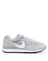 graue Sportschuhe von Nike