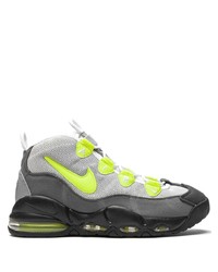 graue Sportschuhe von Nike