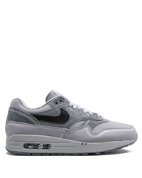 graue Sportschuhe von Nike