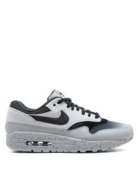 graue Sportschuhe von Nike