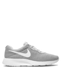 graue Sportschuhe von Nike