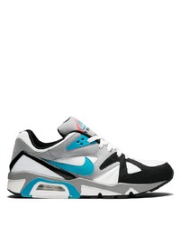 graue Sportschuhe von Nike