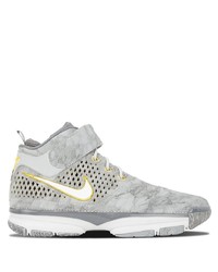 graue Sportschuhe von Nike