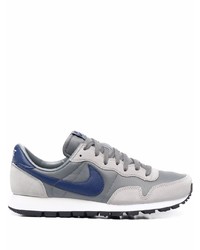 graue Sportschuhe von Nike