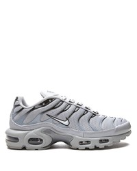 graue Sportschuhe von Nike