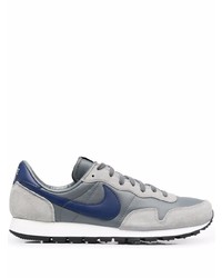 graue Sportschuhe von Nike