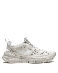 graue Sportschuhe von Nike