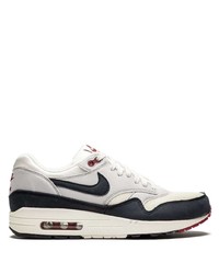 graue Sportschuhe von Nike