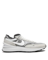 graue Sportschuhe von Nike