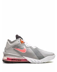 graue Sportschuhe von Nike