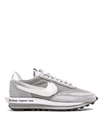 graue Sportschuhe von Nike