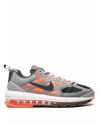 graue Sportschuhe von Nike