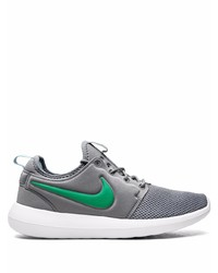 graue Sportschuhe von Nike