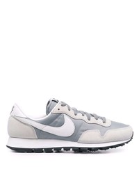 graue Sportschuhe von Nike