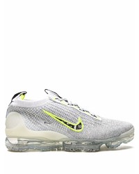 graue Sportschuhe von Nike